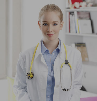 Doctora en su consultorio médico