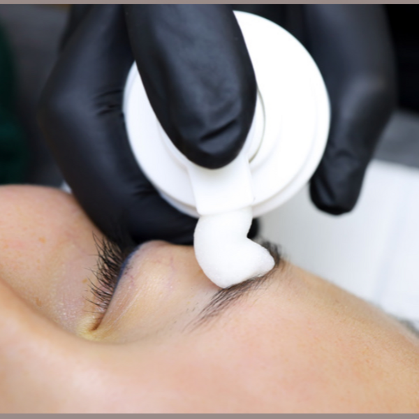 Diseño de Cejas con Henna