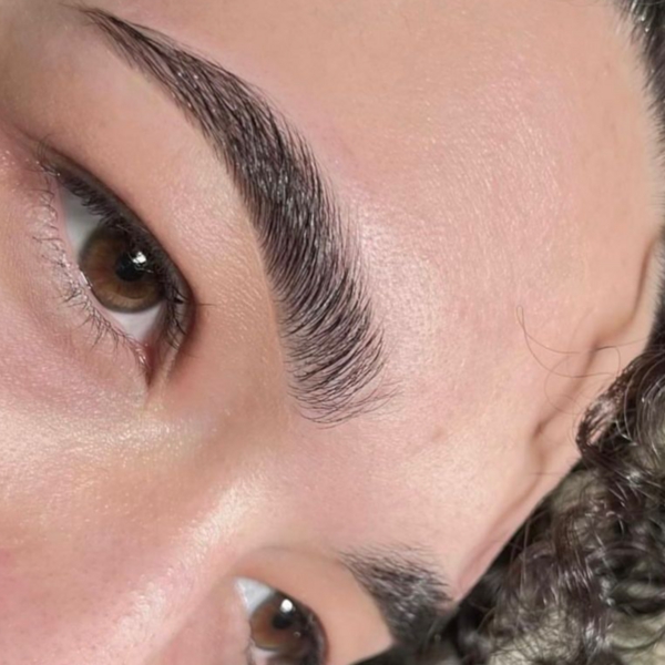 Diseño y depilación de cejas (cera o hilo)