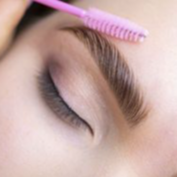 Laminado de cejas con diseño y depilación 