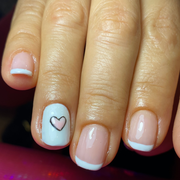 Manos con esmalte semipermanente