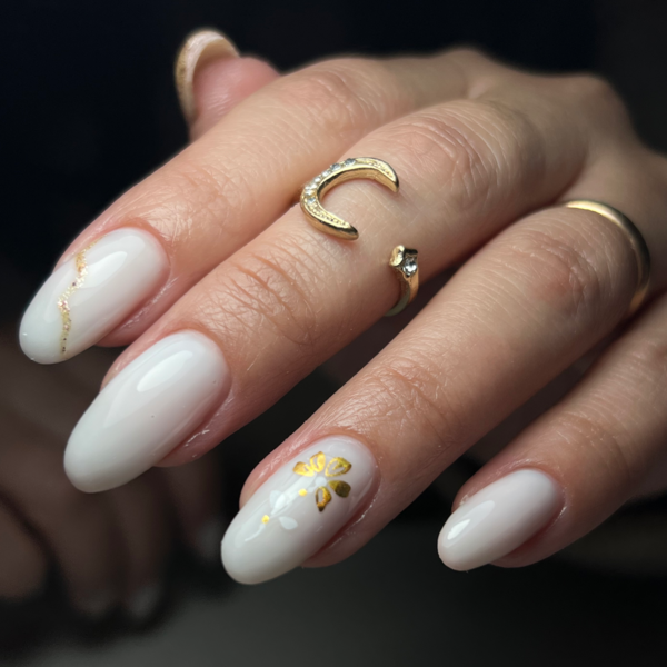 Manicure Rusa con nivelación    (Refuerzo uña natural)