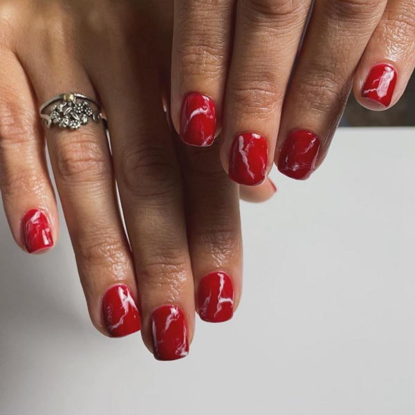 Esmaltado semipermanente con diseño 