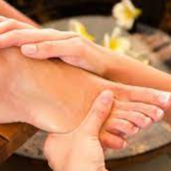 Pedicuria Completa, incluye esmaltado semi o común (liso)