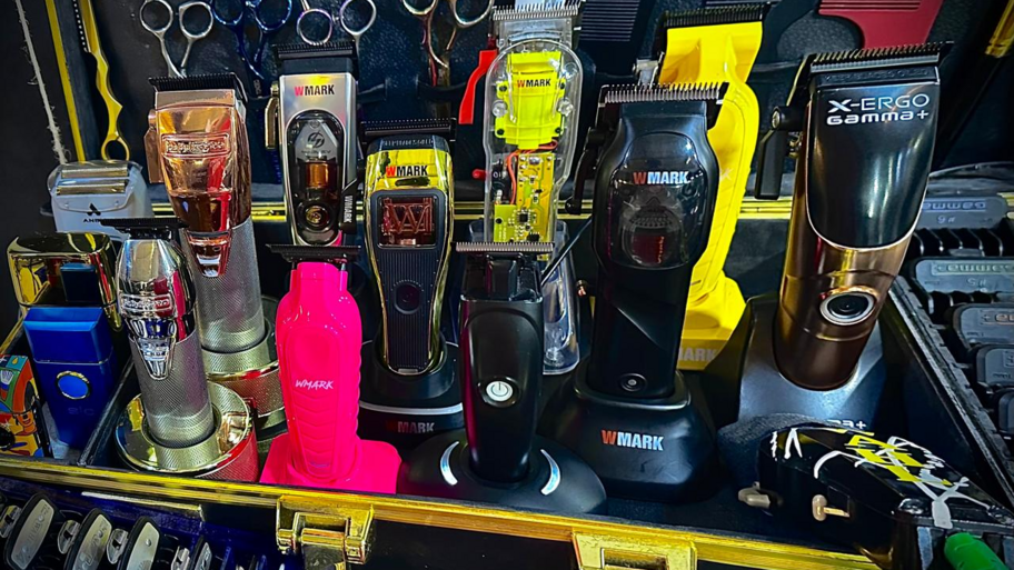 Dani barber interior