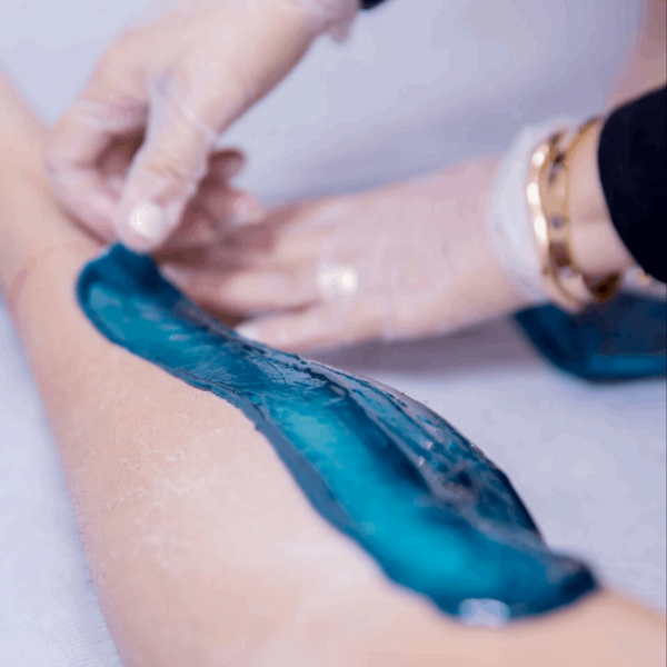 Pierna completa + pelvis + tira cola (Cera azul)