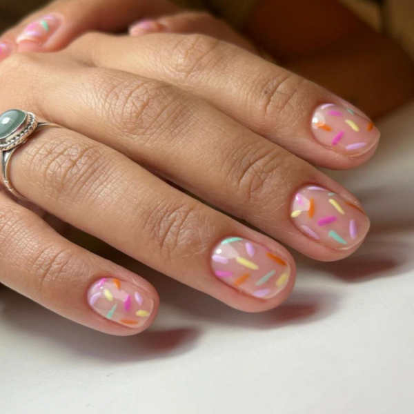 Manicura + esmaltado semipermanente + Decoración en todas las uñas