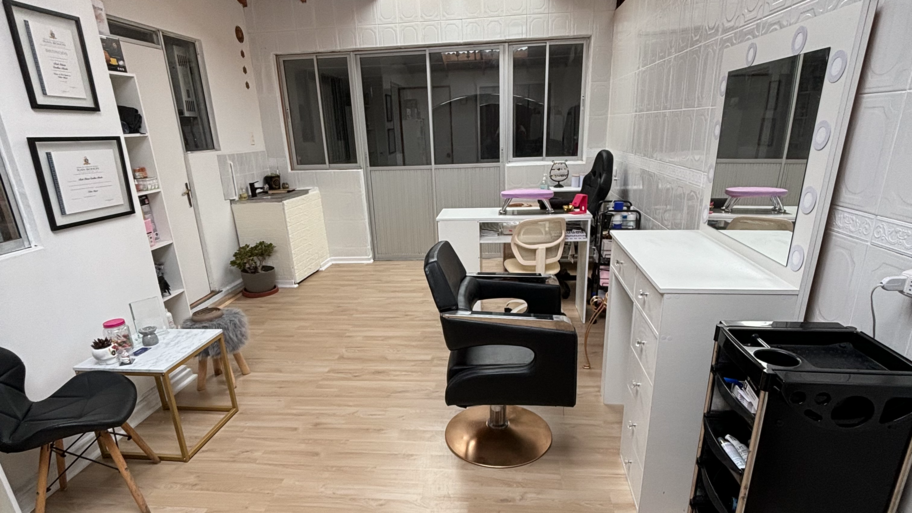 Niki nails and beauty studio banner