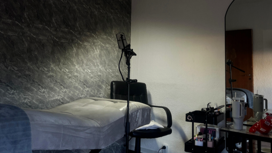 V BEAUTY STUDIO banner