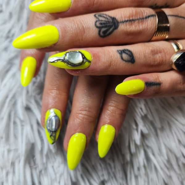 Soft gel con color liso (extension de la uña natural) + una deco de regalo
