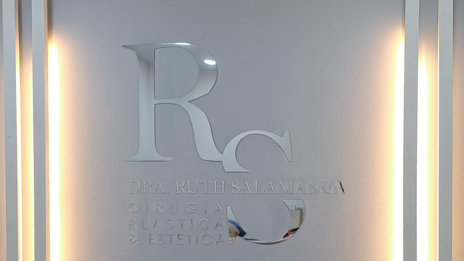 Dra. Ruth Salamanca - Cirujana Plástica Estética y Reconstructiva banner