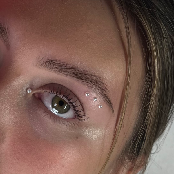 Epilación de cejas con 🧵 + Mascarilla de colágeno 