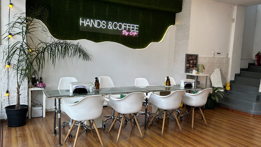HANDS&COFFEE BY CATA interior
