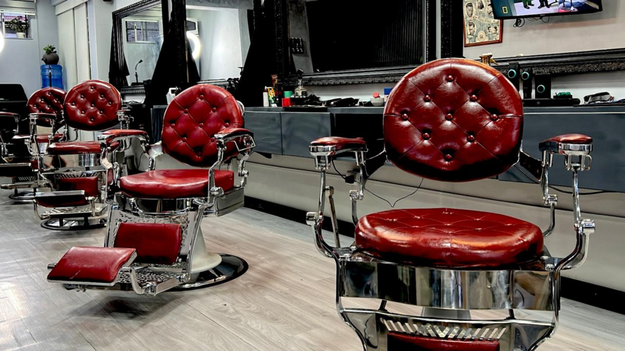 Seven Classic Barber interior