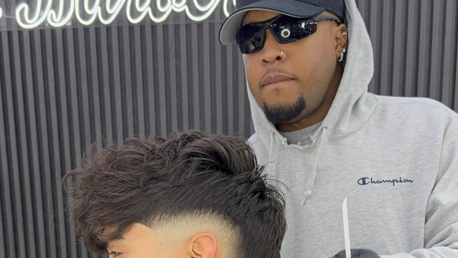 BRAYAN CUST BARBER interior