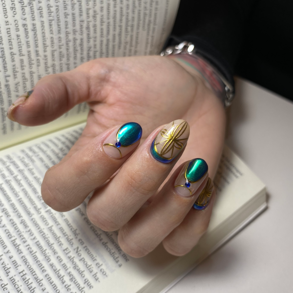 Nail art con cualidad compleja.