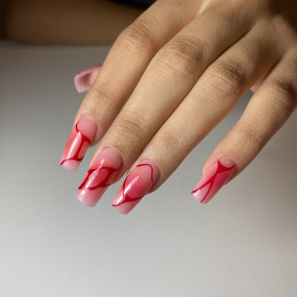 Nail art con cualidad compleja.