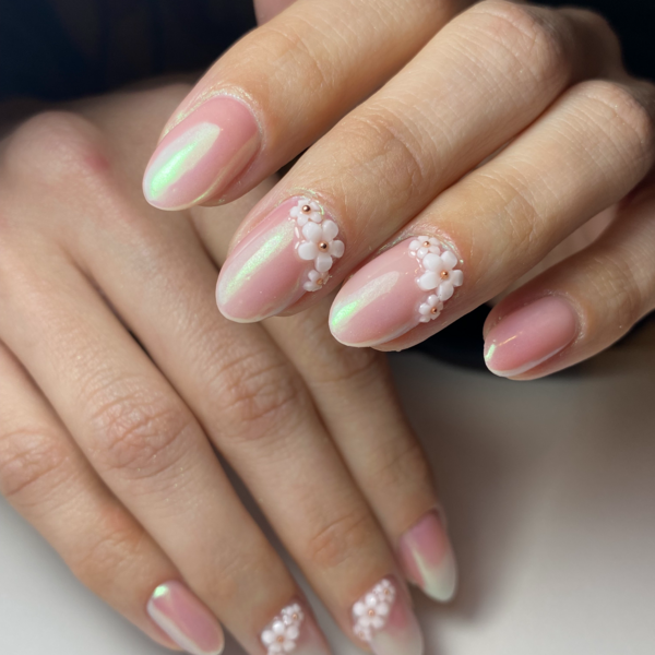 Diseños con Strass y stickers simples en dos uñas.