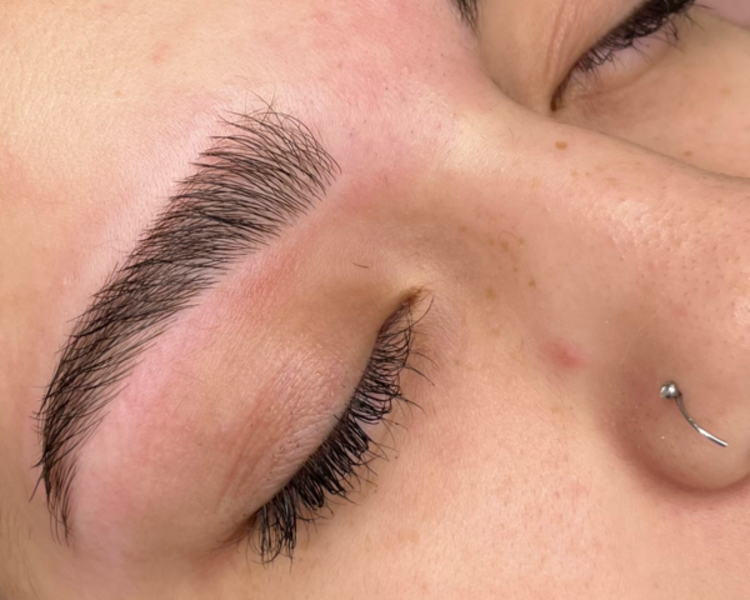 Diseño y perfilado de cejas 