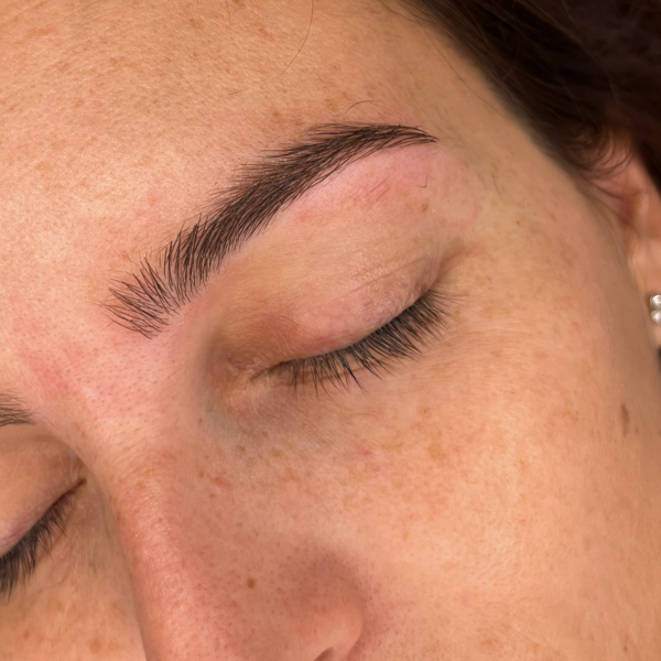 Diseño y perfilado de cejas 
