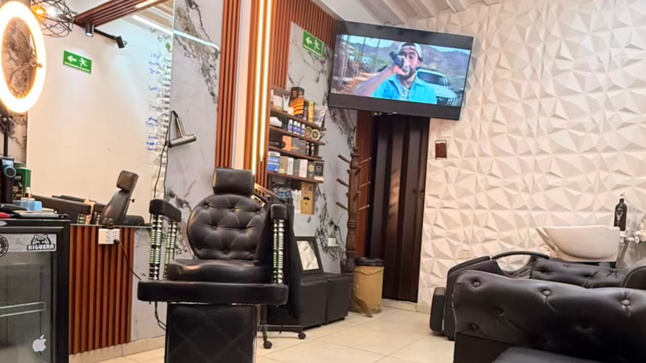 Manuel Martinez barber  interior