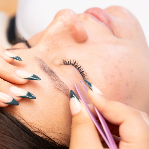 Perfilado cejas con pinza