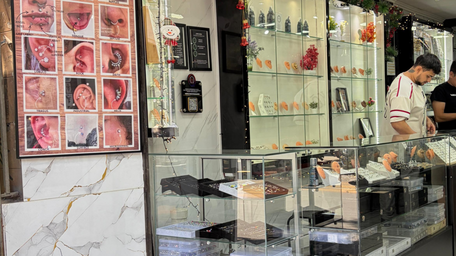 Piercing Max  banner