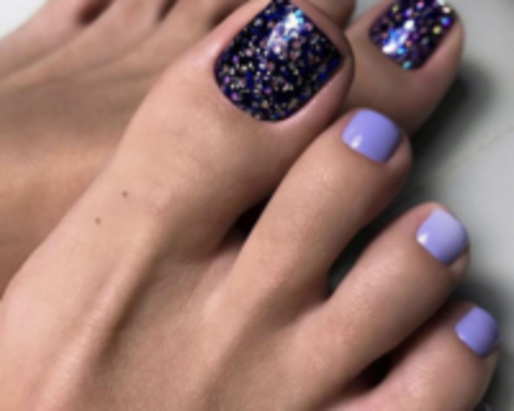 Pedicuria con esmaltado semipermanente