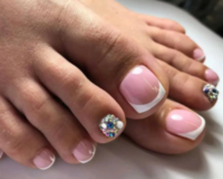 Pedicuria con esmaltado semipermanente