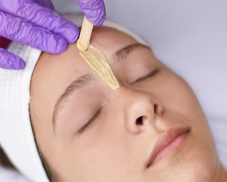 Perfilado de cejas con cera / pinza  (Mujer)