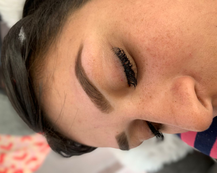 Lifting de pestañas + diseño de cejas + pigmentación con henna 
