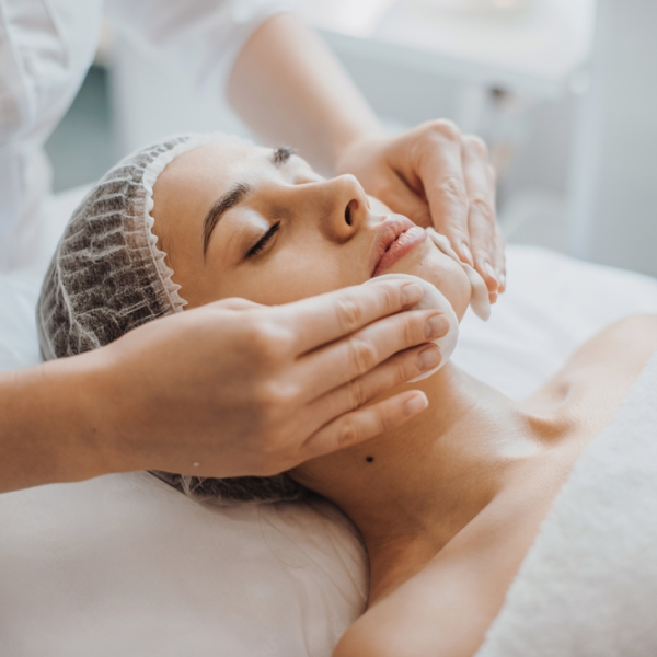 Limpieza Facial profunda + Laminado de Cejas con Botox 