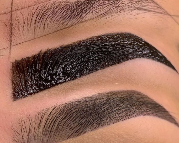 DERMAPLANING + PERFILADO DE CEJAS HENNA 