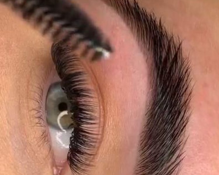 PROMO PESTAÑAS 4D + HENNA CEJAS O LAMINADO 