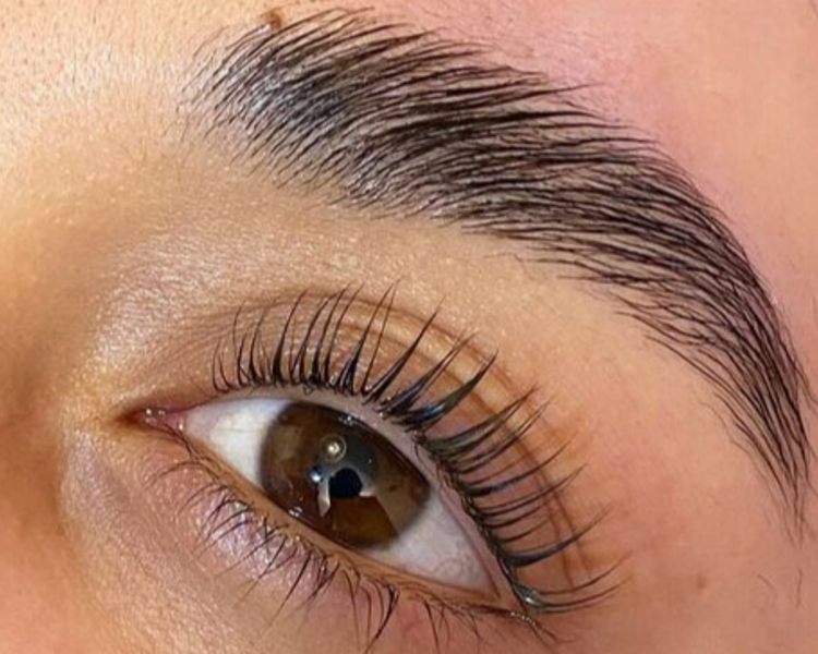 LIFTTING + TINTE+ NUTRI Y PERFILADO CEJAS + HENNA O LAMINADO