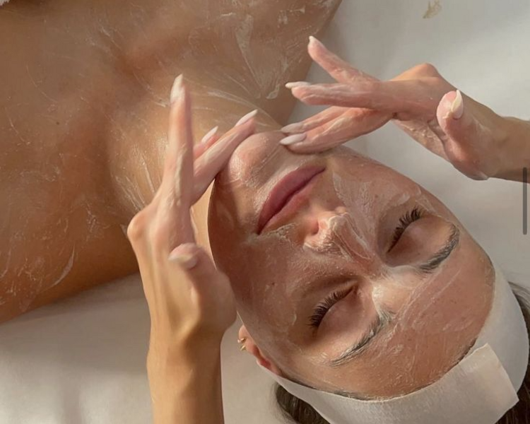 Limpieza facial con Masajes  desde escote a cabeza