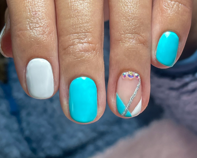 Esmaltado permanente con diseño simple 
