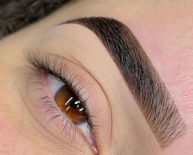 Laminado de cejas con henna