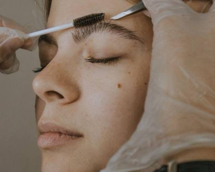 Perfilado y diseño de cejas. 