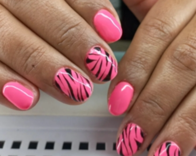 Manicure + Esmaltado permanente (1 TONO + 2 DISEÑOS) 💚