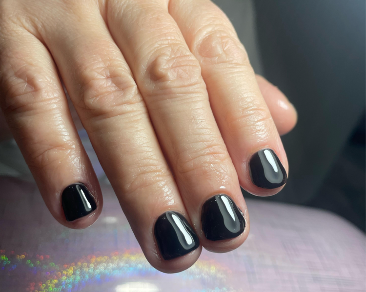 ESMALTADO SEMIPERMANENTE EN MANOS