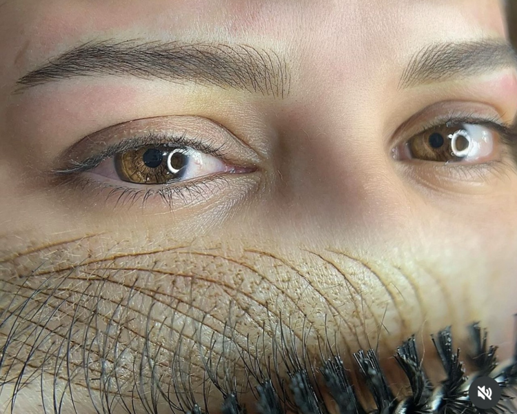 Cejas técnica mixta combinación entre pelos y un efecto de maquillaje elegante y natural, resalta tu mirada la combinación perfecta para lo que necesitas un año aproximadamente
