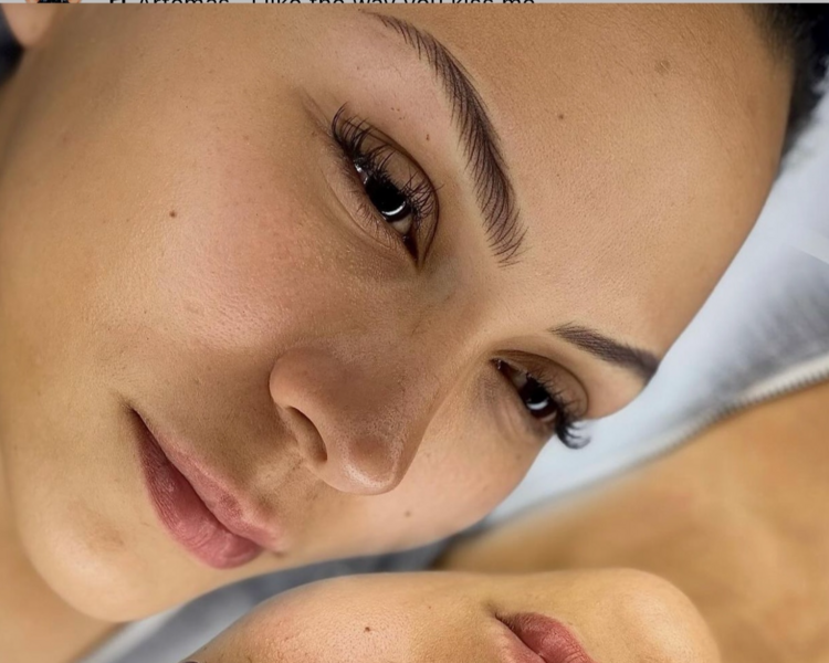 Cejas es una técnica artística de Pelos Híper realista con duración de 1 a 2 años.