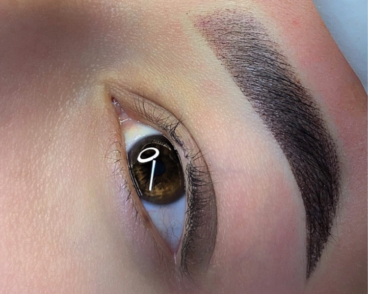 Micropigmentacion en Cejas Efecto Maquillaje te brinda unas cejas definidas y maquilladas te dura un año aproximadamente 