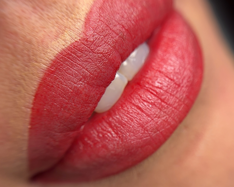 Sweet Lips es una técnica innovadora, se utiliza para definir y realzar la belleza de los labios, mejorar el color la forma, simetria y armonía de los labios. implantación de pigmentos a nivel epidérmico, restaurando así el color de forma natural.