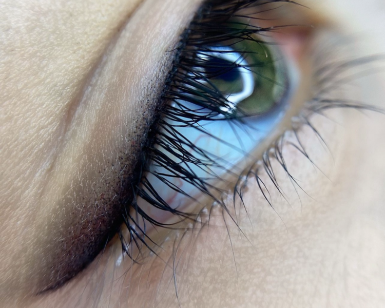 Sweet Liner (delineado de ojos) procedimiento diseñado para embellecer y definir los ojos 