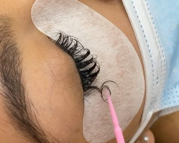 Retiro de Extensiones de Pestañas 