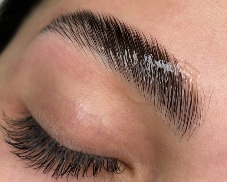 Laminado y nutricion de cejas