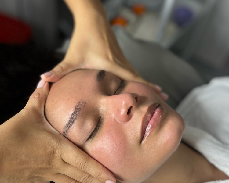 Masaje Facial Renata França - Miracle Face