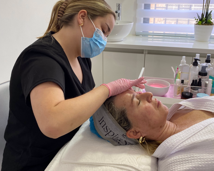 Limpieza Facial + fototerapia luz led + aromaterapia 